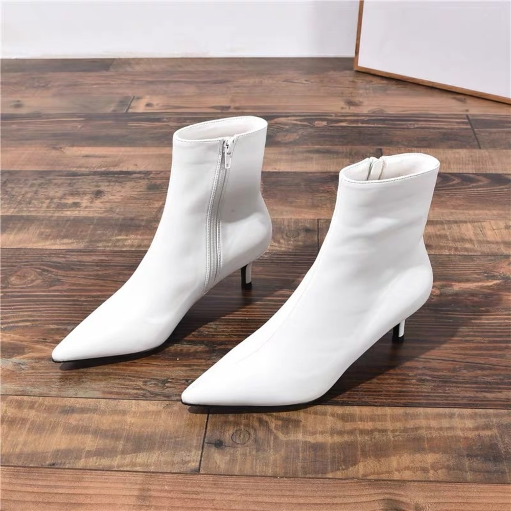 Almost new! White booties! Just wear once.